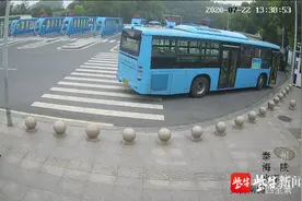 母亲赤脚在火车站狂奔寻女，近3小时才找到出走女儿图片