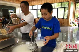 探访湖北恩施马者村“临时厨房”：多方相助 食物充足图片