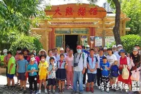 手拉手，好朋友！小志愿者跟“心朋友”一起逛动物园图片