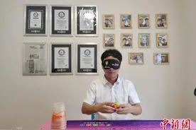 西安小伙连破五项吉尼斯纪录 用手机3.91秒打出字母表图片