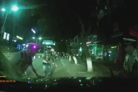 行拘20天！男子载4岁儿子强行冲卡逃匿，致一民警受伤图片