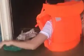 银行被淹，消防员洪水中捞出300多万现金！网友怒赞图片