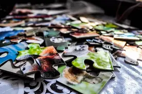 老人玩拼图，延缓大脑衰老、排解寂寞……4大益处意想不到图片