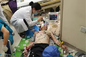 陪护重症父亲他突发心脏骤停 河南医护人员跪地抢救挽回生命图片