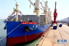 “天恩”轮即将起航 取道北极驶往欧洲图片