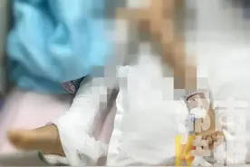西安一公园装饰铁架突然倒下！两儿童被砸伤 一名仍在抢救图片
