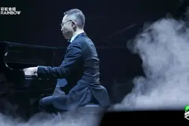 屡出“神曲”的彩虹合唱团十年了，我们和“灵魂人物”老金聊了聊图片