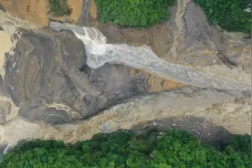 恩施防范堰塞湖溃坝：上游放水冲顶，下游泄洪腾库图片