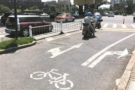 杭州市民骑非机动车出新规 等红灯过马路也要按骑行方向分车道了图片