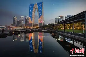 苏州地标建筑东方之门点亮“唤燃亿心”助威中超图片