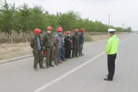电动三轮车变身“小客车”，拉着7个成年人上了路，简直就是开了挂图片