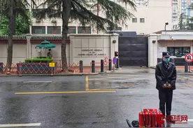 记者探访美国驻成都总领事馆：警方设置硬隔离图片