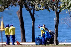 确诊3周检测仍阳性，巴西总统骑摩托兜风未戴口罩与人交谈图片
