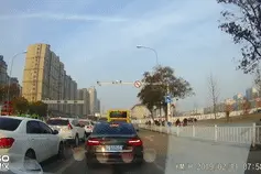 车窗抛物，在高速上等同扔“炸弹”图片