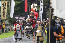 日本福岛举行传统赛马活动“武士”骑马游行图片