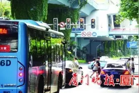 厦门岛内8个路口设有右转红绿灯图片