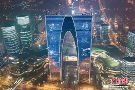 苏州地标建筑东方之门点亮“唤燃亿心”助威中超「组图」图片