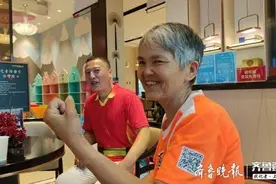 直击聊城荧光夜跑现场：62岁阿姨为锻炼身体坚持跑马拉松8年图片