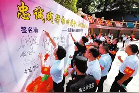 南宁保安以身作则带动更多人参与创城活动图片