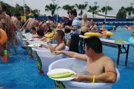 坐冰桶吃苦瓜！重庆市民上演趣味避暑图片