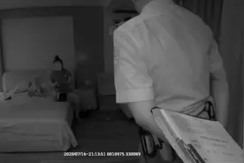 女子路过女儿别墅，抬头发现卧室不对劲！进门一看瞬间懵了图片