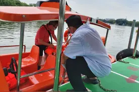 高温下的坚守 | 游船码头职工“汗洗”的工作服 一穿一整天图片