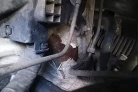 北京现代悦动纵梁大块生锈掉漆 车主希望延长两年质保被拒图片