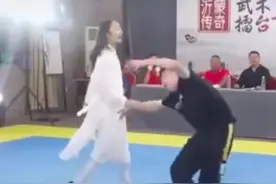 擂台上，“大师”挥一挥毛笔打倒4个壮汉！先别急着骂，“大师”有话说…图片