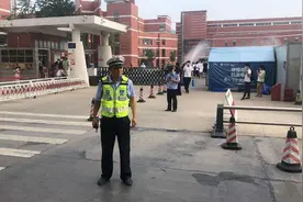 两女子参加“国考”忘带身份证，郑州交警火速带她们去补办图片