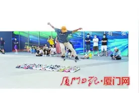 滑板少年多了专业场地太少 在广场上练习存在安全隐患图片