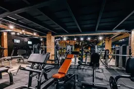 杭州两个男同事去健身房互飙体能，所有器材来一遍！第二天去厕所两人崩溃……图片