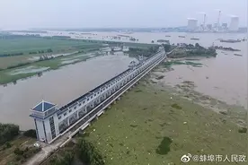 淮河荆山湖行洪区分洪，系本轮调度启用的第8个行蓄洪区图片