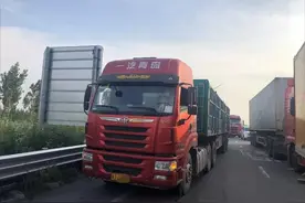 太吓人！这辆普通货车竟拉着23吨剧毒液氯上高速图片