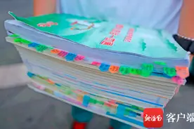 海南中考历史、政治科目下午开考 考生用行李箱拉资料进考场图片