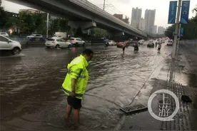 交警蜀黍，倾盆大雨中你赤脚清障的样子真帅图片