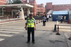两女子参加“国考”忘带身份证，郑州交警火速带她们去补办图片
