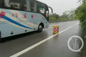 防撞桶=三角警示牌？他真的这么做了图片