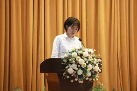 爱提怪问题的高考422分美女学霸，中招咨询会上感谢母校雨中的开放包容图片