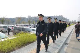 昔日“穿戎装”今朝“城管蓝”连云港东海县100多名退伍军人发挥城市管理正能量图片