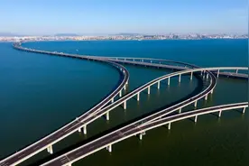 第30届青岛国际啤酒节期间，胶州湾大桥区间免费通行图片