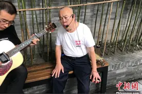 成都“口哨大爷”玩乐队、搞路演：想让更多人领略口哨魅力图片