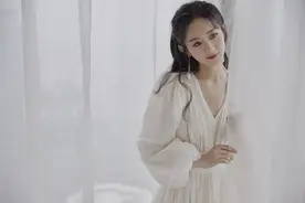 赵丽颖穿一袭白裙更显肌肤无瑕 踩马丁靴走混搭风展时尚态度图片