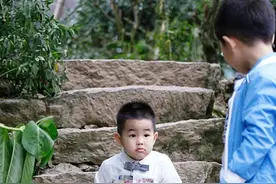 还记得《爸爸去哪儿》的小鱼儿吗？他现在长这样图片