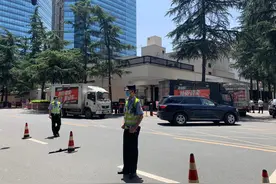 成都美领馆关闭前24小时：民众围观，有人高唱《大中国》图片