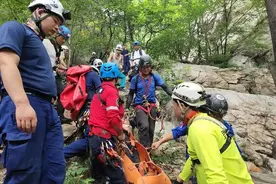 好险！男子攀爬嵩山明月峰时坠崖被困“鬼道”7小时后被救援人员找到抬下山图片