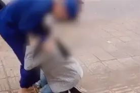 女孩考上清华跪谢父母，爸爸却一直在换？如此“转折”引发热议…视频封面