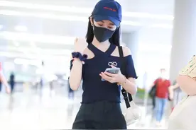 潮流范丨凭什么鞠婧祎穿露肩装秒变锁骨精，你却虎背熊腰？图片