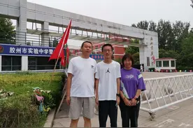 爱弹吉他爱踢球 胶州考生王政考了702分图片