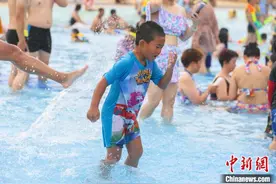 南昌进入最热“中伏天”民众嬉水消暑享清凉图片
