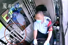 大热天追赶公交跑太急 女乘客上车不到1分钟晕倒图片